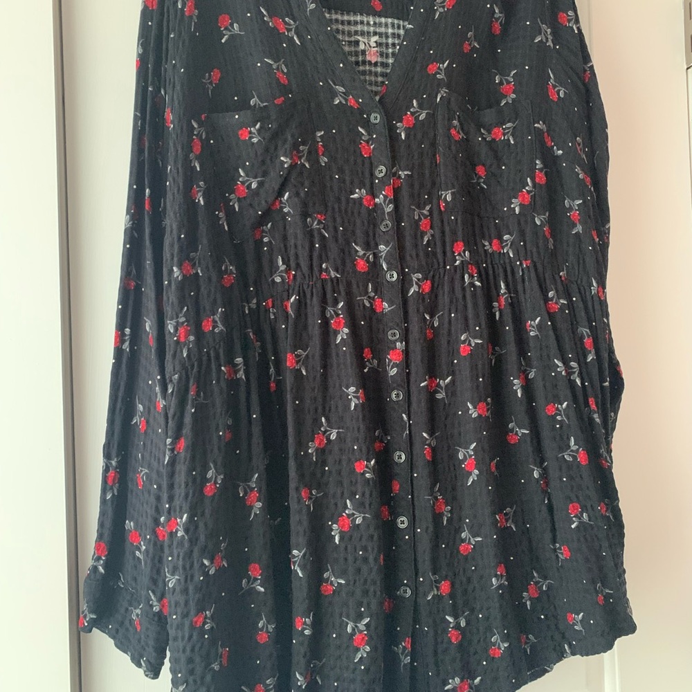 🌹torrid black tunic w/ red rose print🌹